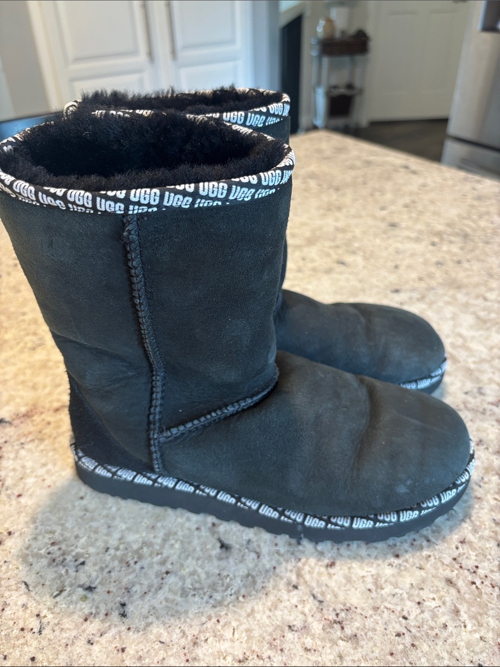 UGG Kids Black Suede Logo-Trim Cozy Boots sz 5